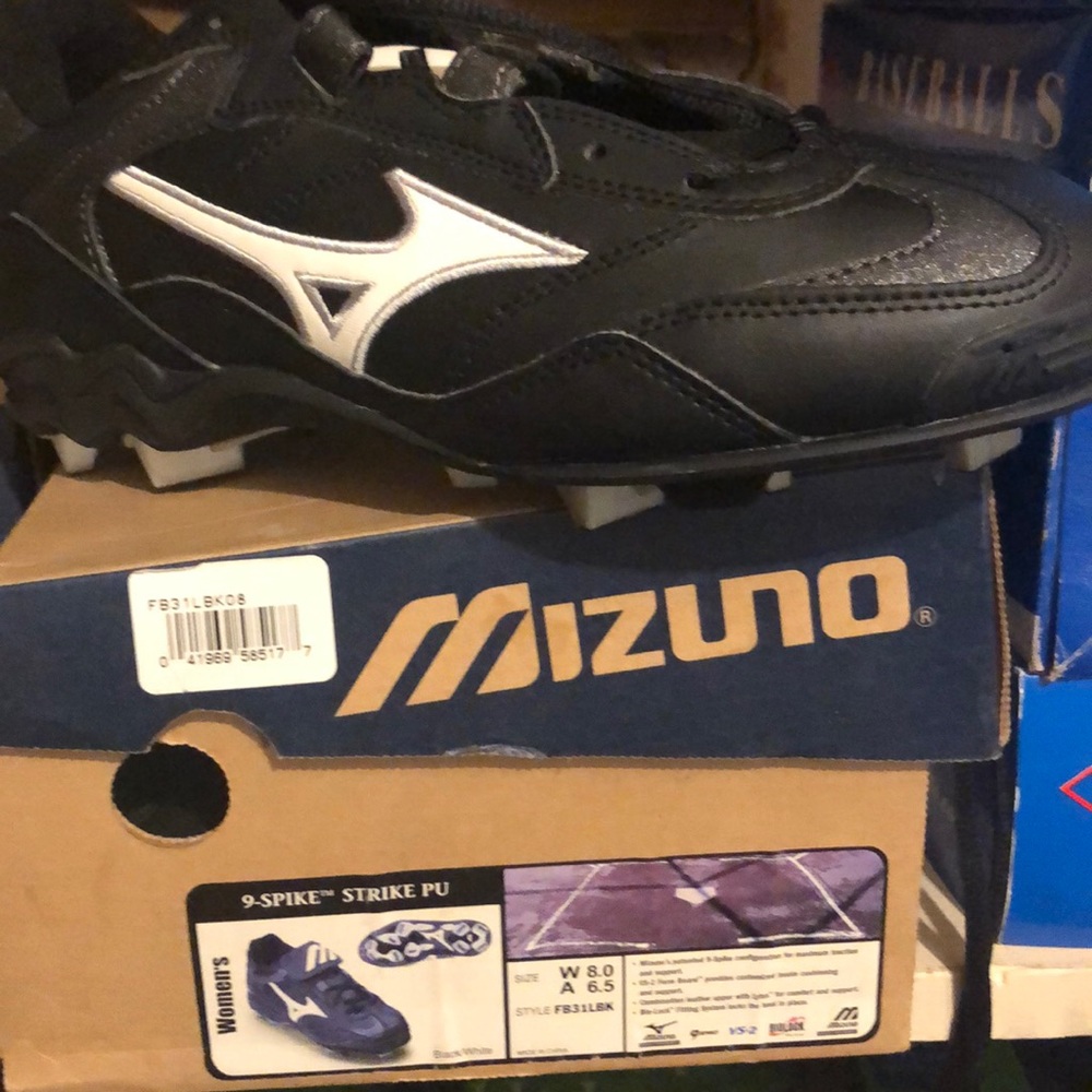 Mizuno women’s cleats Brand new